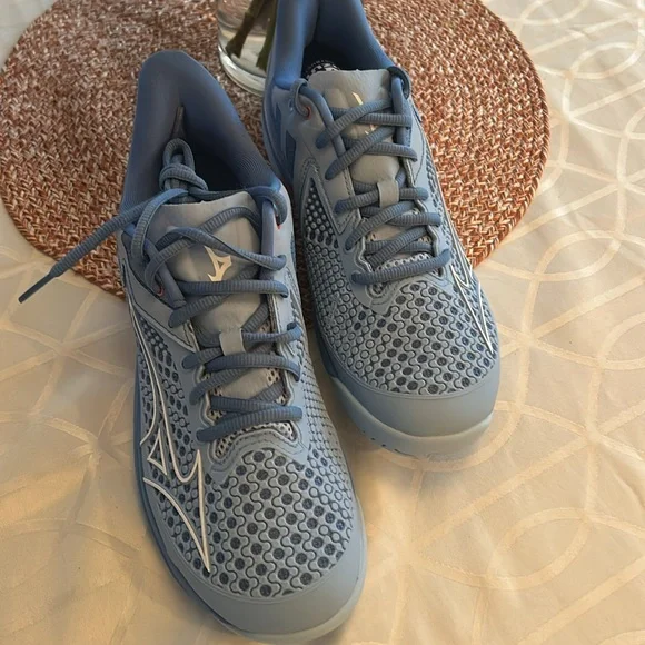 MIZUNO NEW!!! WOMENS BLUE TENNIS/PICKLEBALL 🎾Shoes - Picture 2 of 3